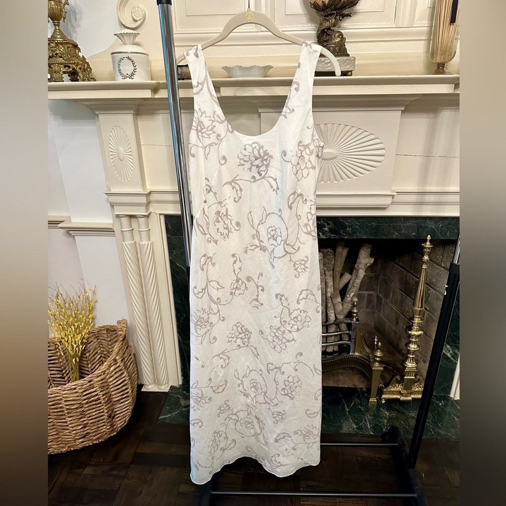 Women’s Banana Republic Maxi Dress in white floral-like pattern. Size 6.